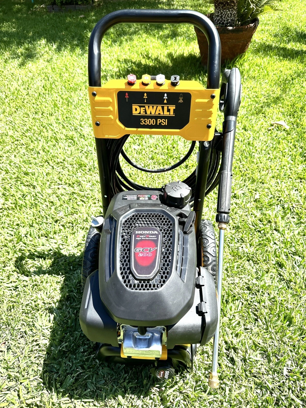 DeWalt DXPW3324I gas pressure washer with Honda GCV200 engine